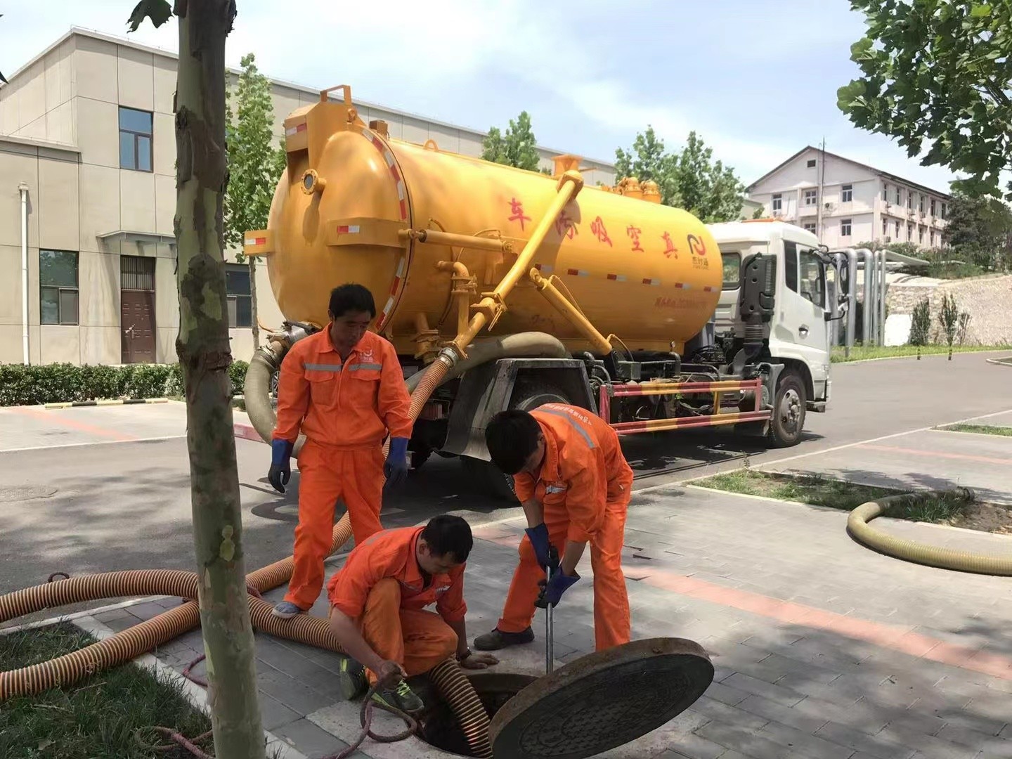 呼玛管道疏通车停在窨井附近