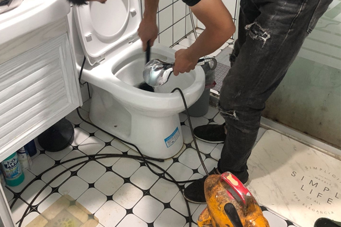 呼玛马桶堵塞自己疏通还是找师傅？专业上门服务让你省时更省心